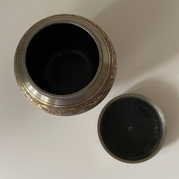New Urn for partial Ashes. We decided not to separate my mom’s ashes. - Picture 2 of 3